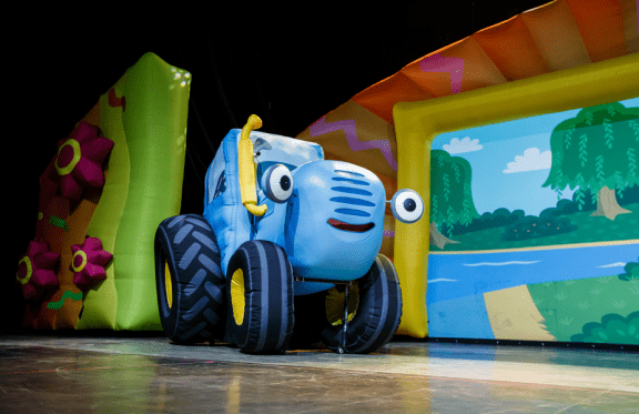 Синий трактор в городе
