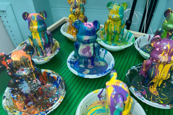 WOW мастер- класс: заливка мишки Bearbrick (из гипса) красками в технике FluidArt