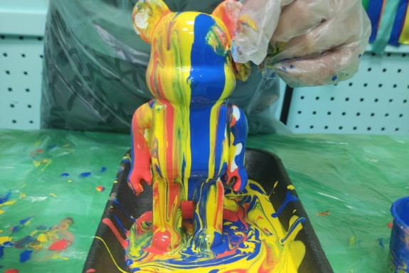 WOW мастер- класс: заливка мишки Bearbrick (из гипса) красками в технике FluidArt