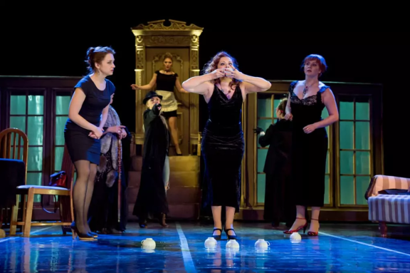 Восемь любящих женщин