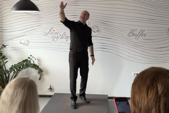 &Pcy;&ocy;&ecy;&tcy;&icy;&chcy;&iecy;&scy;&kcy;&icy;&jcy; &mcy;&ocy;&ncy;&ocy;&scy;&pcy;&iecy;&kcy;&tcy;&acy;&kcy;&lcy;&softcy; "&Pcy;&ucy;&shcy;&kcy;&icy;&ncy;&scy;&kcy;&icy;&jcy; &vcy;&iecy;&chcy;&iecy;&rcy;&colon; &Mcy;&iecy;&dcy;&ncy;&ycy;&jcy; &vcy;&scy;&acy;&dcy;&ncy;&icy;&kcy;"