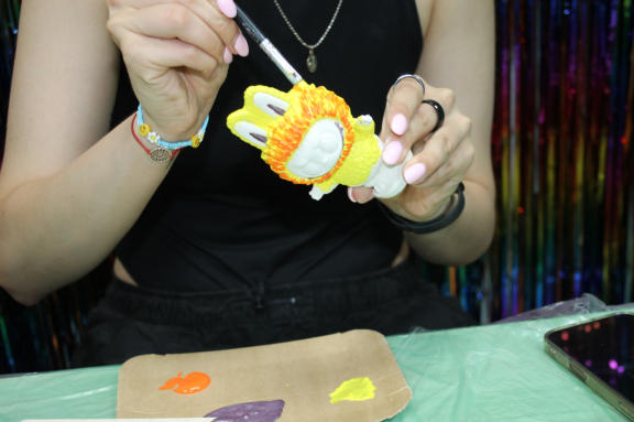 Творческий мастер-класс: раскрась своего уникального гипсового друга Лабубу