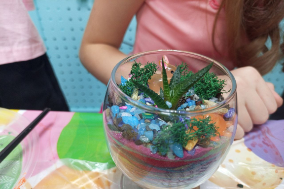 АРТ-каникулы в SandLand: создание мини-флорариума с песочной церемонией
