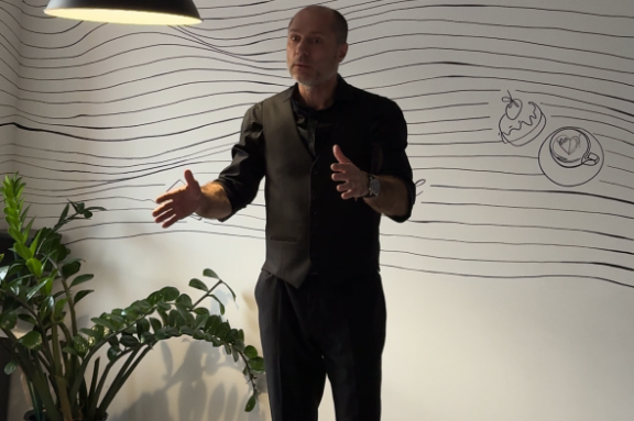 &Pcy;&ocy;&ecy;&tcy;&icy;&chcy;&iecy;&scy;&kcy;&icy;&jcy; &mcy;&ocy;&ncy;&ocy;&scy;&pcy;&iecy;&kcy;&tcy;&acy;&kcy;&lcy;&softcy; "&Pcy;&ucy;&shcy;&kcy;&icy;&ncy;&scy;&kcy;&icy;&jcy; &vcy;&iecy;&chcy;&iecy;&rcy;&colon; &Mcy;&iecy;&dcy;&ncy;&ycy;&jcy; &vcy;&scy;&acy;&dcy;&ncy;&icy;&kcy;"