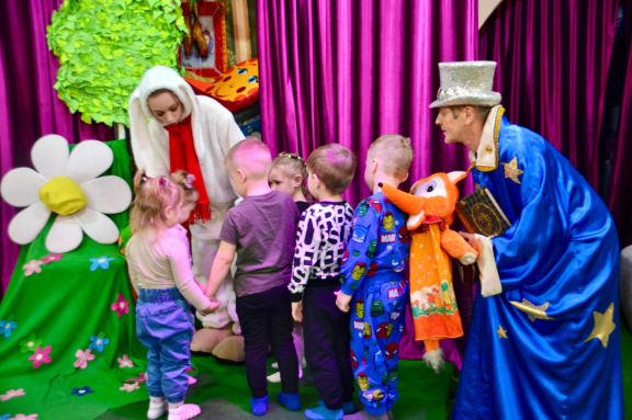 "Заюшкина избушка" уютный спектакль