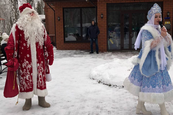 Снежный переполох у Новогодней ёлки 