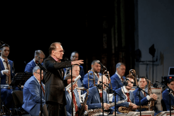 X &Fcy;&iecy;&scy;&tcy;&icy;&vcy;&acy;&lcy;&softcy; &mcy;&ucy;&zcy;&ycy;&kcy;&acy;&lcy;&softcy;&ncy;&ocy;&gcy;&ocy; &yucy;&mcy;&ocy;&rcy;&acy; &scy; &Icy;&period;&Bcy;&ucy;&tcy;&mcy;&acy;&ncy;&ocy;&mcy;