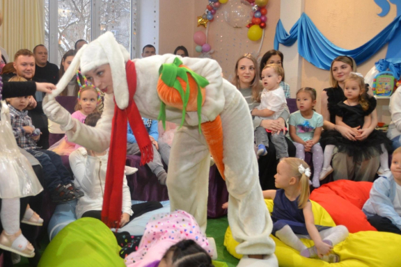 "Заюшкина избушка" уютный спектакль