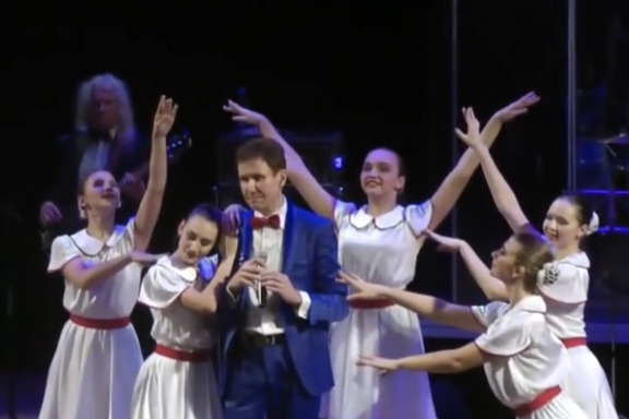 &Acy;&lcy;&iecy;&kcy;&scy;&acy;&ncy;&dcy;&rcy; &Dcy;&rcy;&ocy;&zcy;&dcy;&ocy;&vcy; &scy; &YUcy;&bcy;&icy;&lcy;&iecy;&jcy;&ncy;&ycy;&mcy; &kcy;&ocy;&ncy;&tscy;&iecy;&rcy;&tcy;&ocy;&mcy; "&Tcy;&acy;&mcy;&comma; &gcy;&dcy;&iecy; &kcy;&lcy;&iocy;&ncy; &shcy;&ucy;&mcy;&icy;&tcy;"