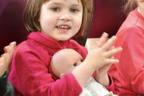 "Заюшкина избушка" уютный спектакль