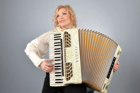 &Lcy;&iecy;&tcy;&ocy; &ncy;&acy; &IEcy;&lcy;&icy;&scy;&iecy;&jcy;&scy;&kcy;&icy;&khcy; &pcy;&ocy;&lcy;&yacy;&khcy;