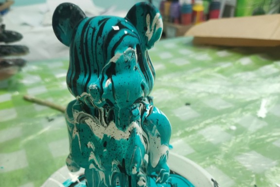 WOW мастер- класс: заливка мишки Bearbrick (из гипса) красками в технике FluidArt