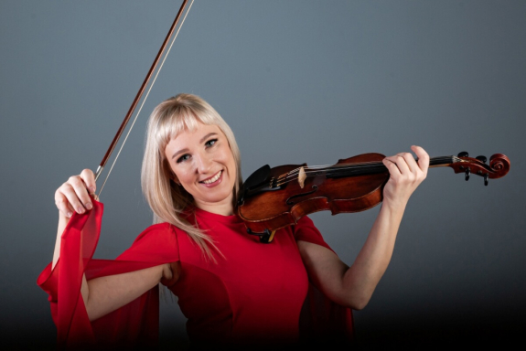 &Mcy;&iecy;&lcy;&ocy;&dcy;&icy;&icy; &tcy;&iecy;&acy;&tcy;&rcy;&acy; &icy; &kcy;&icy;&ncy;&ocy; &pcy;&rcy;&icy; &scy;&vcy;&iecy;&chcy;&acy;&khcy;