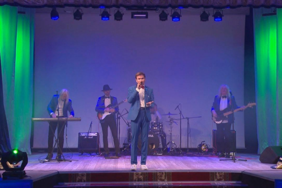 &Acy;&lcy;&iecy;&kcy;&scy;&acy;&ncy;&dcy;&rcy; &Dcy;&rcy;&ocy;&zcy;&dcy;&ocy;&vcy; &scy; &YUcy;&bcy;&icy;&lcy;&iecy;&jcy;&ncy;&ycy;&mcy; &kcy;&ocy;&ncy;&tscy;&iecy;&rcy;&tcy;&ocy;&mcy; "&Tcy;&acy;&mcy;&comma; &gcy;&dcy;&iecy; &kcy;&lcy;&iocy;&ncy; &shcy;&ucy;&mcy;&icy;&tcy;"