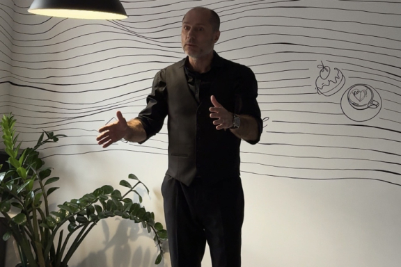 &Pcy;&ocy;&ecy;&tcy;&icy;&chcy;&iecy;&scy;&kcy;&icy;&jcy; &mcy;&ocy;&ncy;&ocy;&scy;&pcy;&iecy;&kcy;&tcy;&acy;&kcy;&lcy;&softcy; "&Pcy;&ucy;&shcy;&kcy;&icy;&ncy;&scy;&kcy;&icy;&jcy; &vcy;&iecy;&chcy;&iecy;&rcy;&colon; &Mcy;&iecy;&dcy;&ncy;&ycy;&jcy; &vcy;&scy;&acy;&dcy;&ncy;&icy;&kcy;"