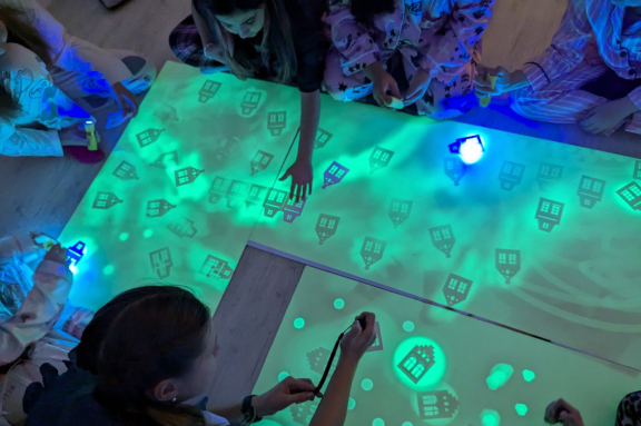 Интерактивный спектакль "Город картонных часов"