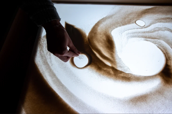 «Вдохновение в тишине»: медитативное рисование песком на световых столах