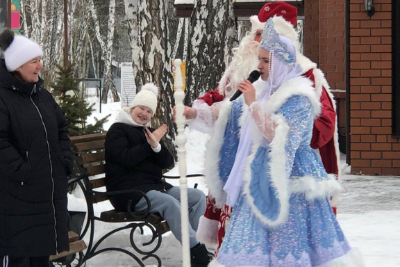 Снежный переполох у Новогодней ёлки 