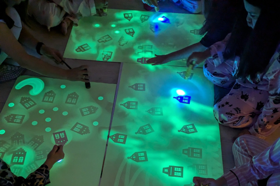 Интерактивный спектакль "Город картонных часов"