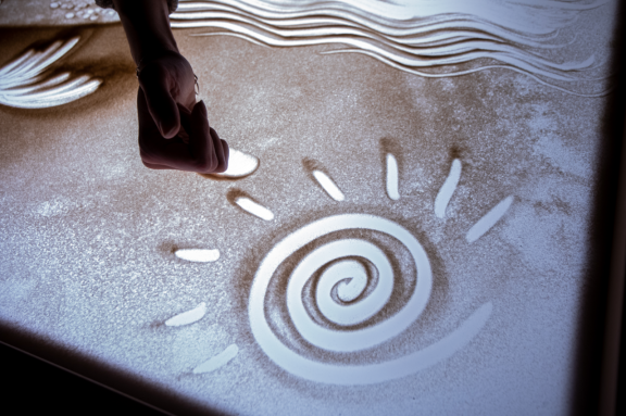 Рисовать легко: создаем 2 песочные картины разными техниками