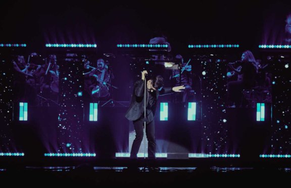 Symphony show. Queen rock and symphonic show. Queen концерт crocus city hall. Квин с симфоническим оркестром. Rammstein симфонический оркестр.