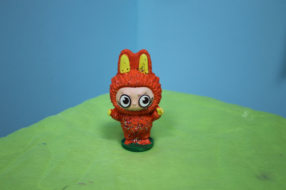 Творческий мастер-класс: раскрась своего уникального гипсового друга Лабубу