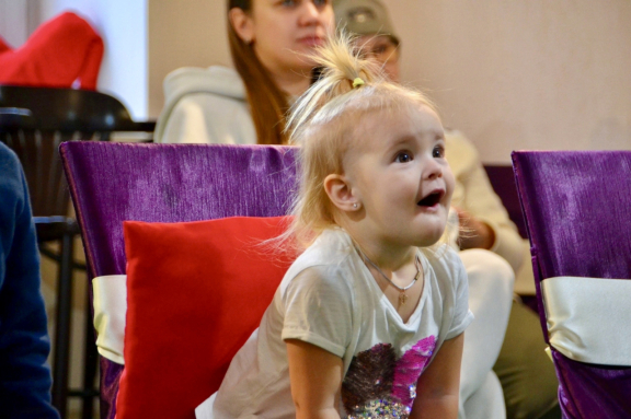 "Заюшкина избушка" уютный спектакль