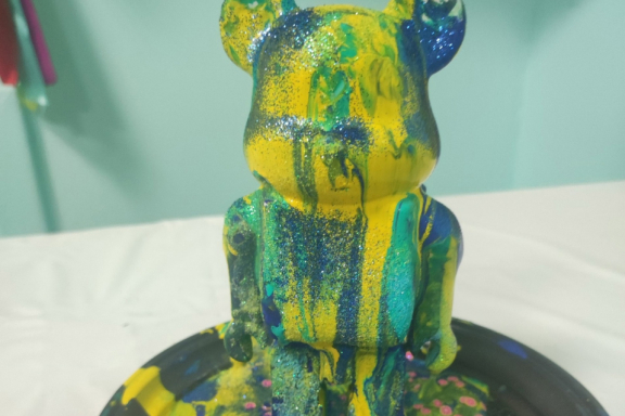WOW мастер- класс: заливка мишки Bearbrick (из гипса) красками в технике FluidArt