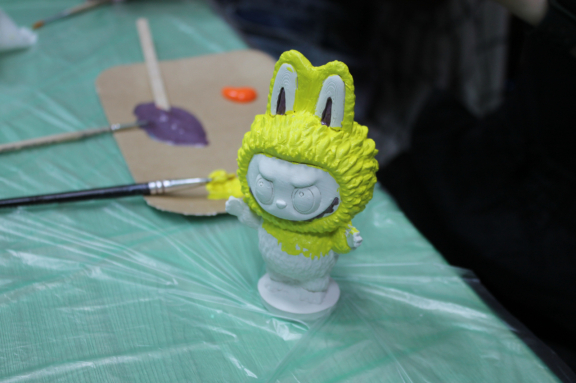 Творческий мастер-класс: раскрась своего уникального гипсового друга Лабубу