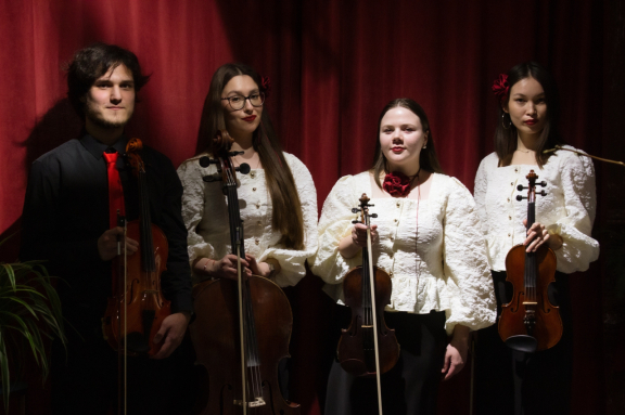 &Scy;&tcy;&rcy;&ucy;&ncy;&ncy;&ycy;&jcy; &kcy;&ocy;&ncy;&tscy;&iecy;&rcy;&tcy;  &ocy;&tcy; &kcy;&vcy;&acy;&rcy;&tcy;&iecy;&tcy;&acy; "&Mcy;&ucy;&zcy;&CHcy;&iecy;" - "&Mcy;&iecy;&lcy;&ocy;&dcy;&icy;&icy; &vcy;&iecy;&scy;&ncy;&ycy;"