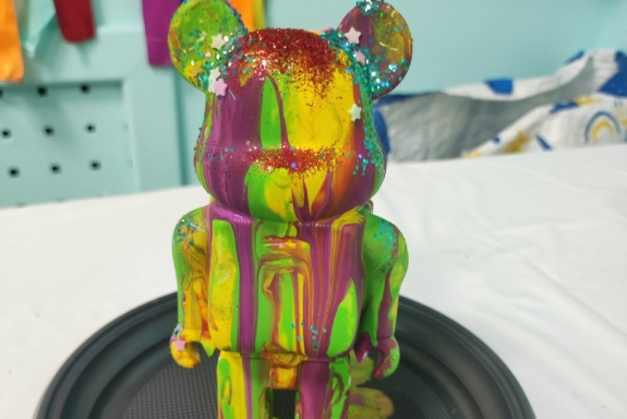 WOW мастер- класс: заливка мишки Bearbrick (из гипса) красками в технике FluidArt