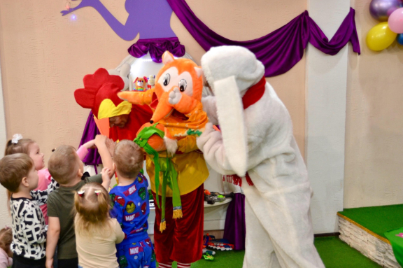 "Заюшкина избушка" уютный спектакль