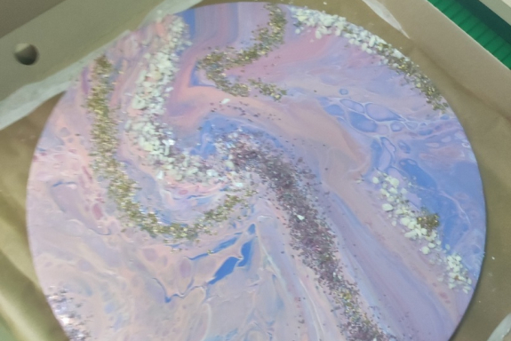 АРТ-встреча: создание интерьерной картины в стиле FluidArt на холсте