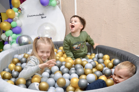 "Заюшкина избушка" уютный спектакль