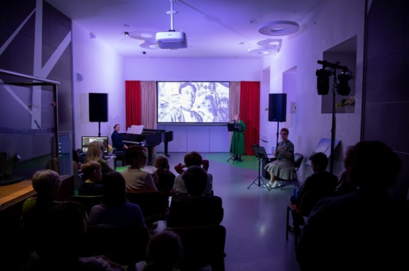 &Acy;&rcy;&tcy;-&gcy;&ocy;&scy;&tcy;&icy;&ncy;&acy;&yacy; &laquo;&YAcy; &scy;&lcy;&ycy;&shcy;&ucy; &mcy;&ucy;&zcy;&ycy;&kcy;&ucy; &vcy; &kcy;&acy;&rcy;&tcy;&icy;&ncy;&iecy;&raquo;